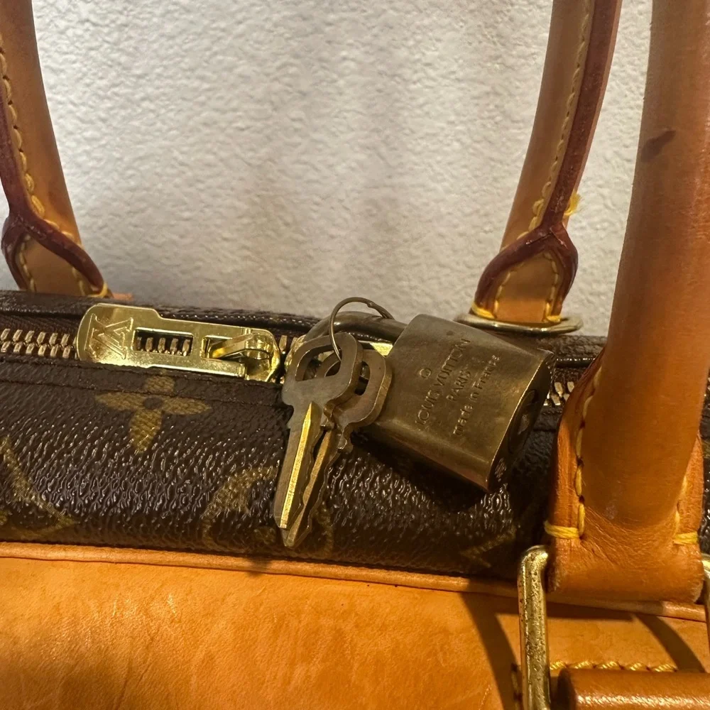 Louis Vuitton Deauville Handbag Monogram Canvas with 🔐 and bag tag. 🏷️ - Picture 4 of 13